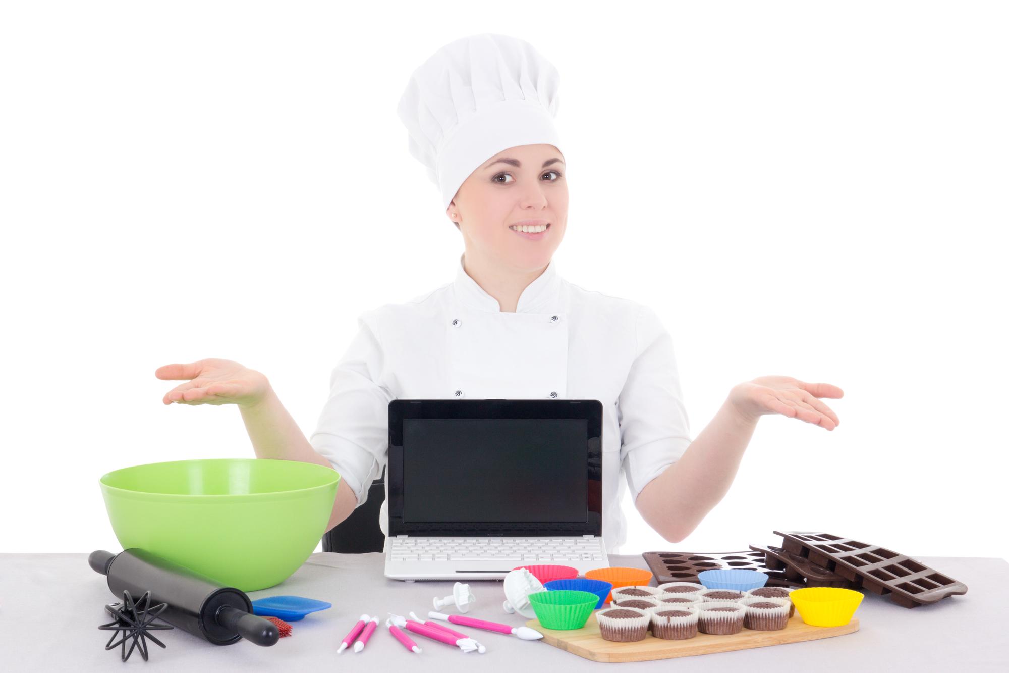 Chef professionista che insegna a uno studente durante una lezione online